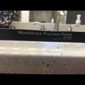 Younique moonstruck lip pencil/liner in Popular